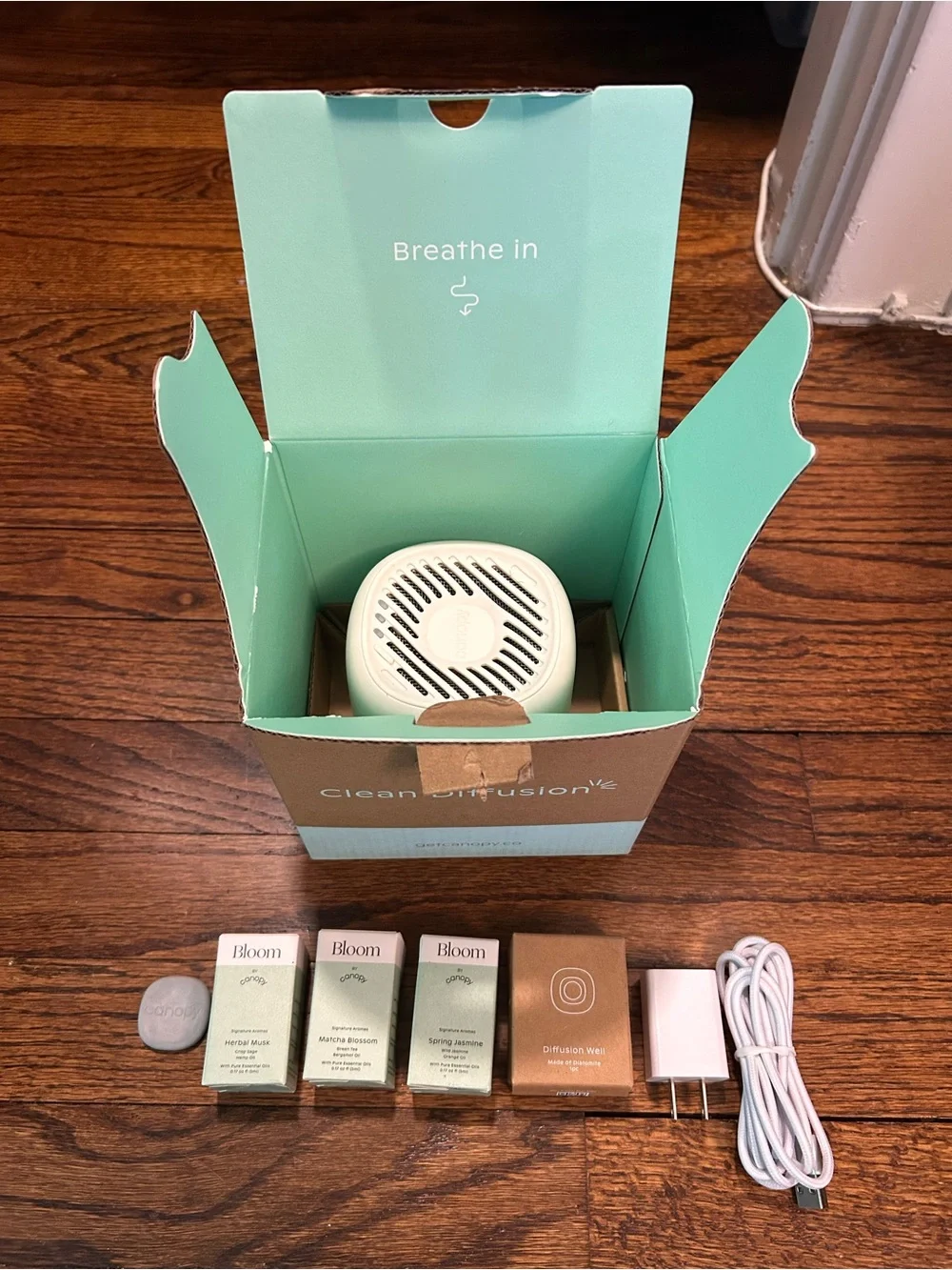 Bloom White USB Aroma Diffuser with Two Bloom Signature Oils - Picture 12 of 12